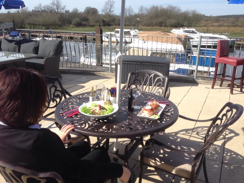 Leitrim Marina Hotel Carrick on Shannon Exteriör bild